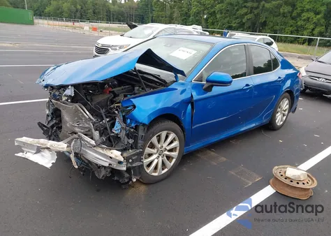 2020 Toyota Camry Le z USA, uszkodzony, nr VIN 4T1C11AK5LU350975